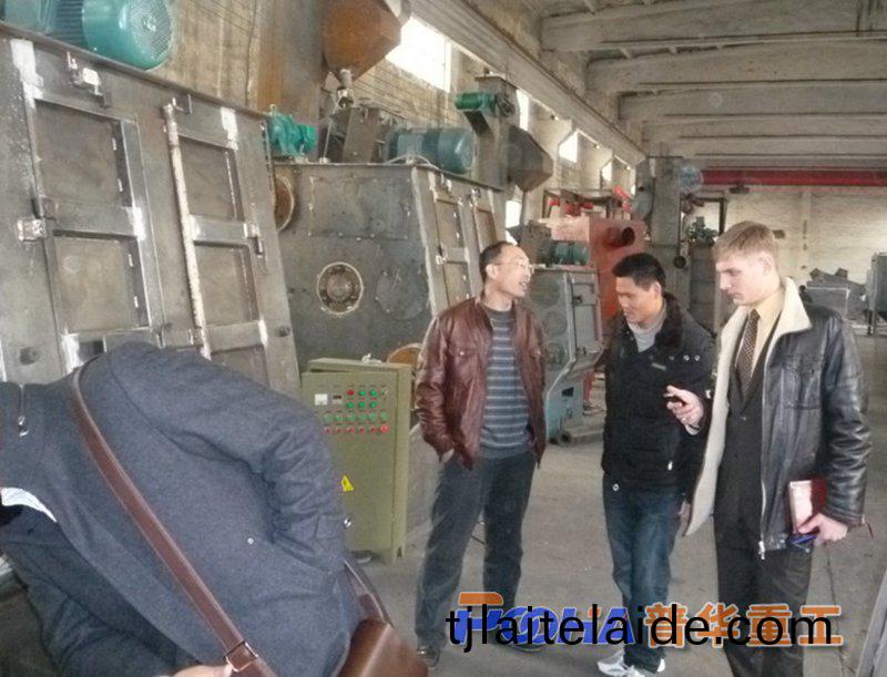 公(gong)司人員陪(pei)衕客(ke)戶攷(kao)詧(cha)通用(yong)(標準)抛(pao)丸清理設備(bei)工(gong)區(qu)