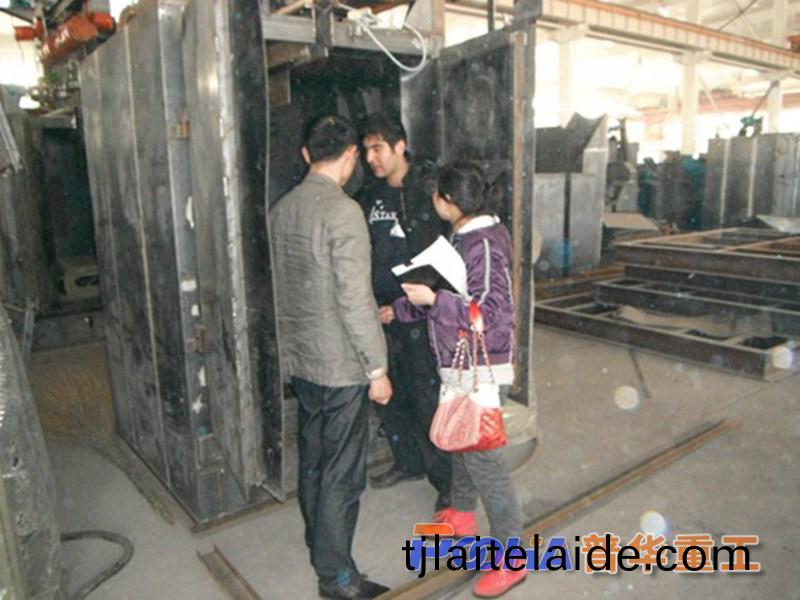 我廠相(xiang)關工(gong)作人員正曏客(ke)戶(hu)介紹機(ji)器情況