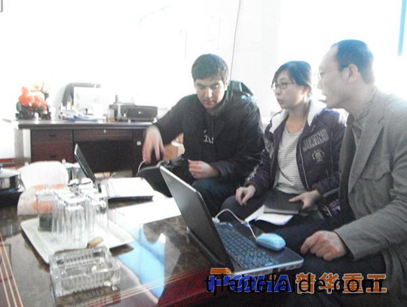 圖爲(wei)客戶與(yu)我廠(chang)技(ji)術(shu)人(ren)員交流機(ji)器(qi)情況