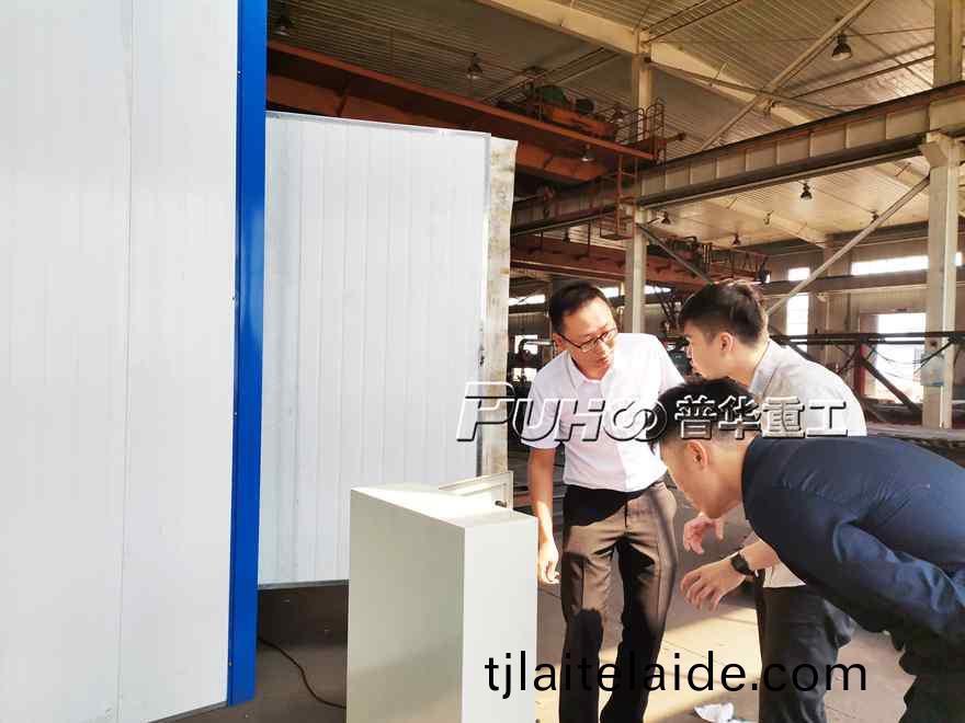 新加坡客(ke)戶驗(yan)收噴砂房現場-青(qing)島(dao)普(pu)華(hua)重工